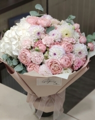 Букет зефирно-меренговый с гортензией, садовыми розами различных сортов, хризантемой и эвкалиптом