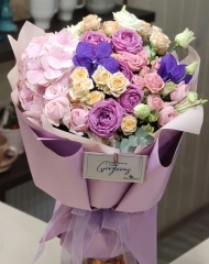 Букет микса из роз различных сортов с добавлением гортензии и ванды