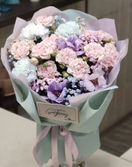 Букет в нежных тонах с кустовой розой, гвоздикой и тюльпанами