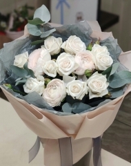 Букет с кустовыми розами, ранункулюсами и эвкалиптом