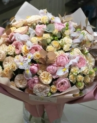 Букет из микса садовых и кустовых роз с добавлением ирисов Брауни и эвкалипта