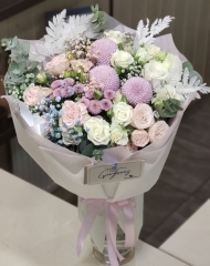 Букет с хризантемой Момоко, кустовой розой, гипсофилой и стабилизированным папоротником