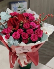 Букет с кустовыми розами, амариллисом, ягодами Илекса и эвкалиптом