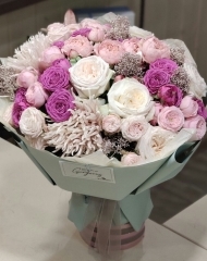 Букет с садовыми розами, хризантемой Авиньон и крашенной скиммией