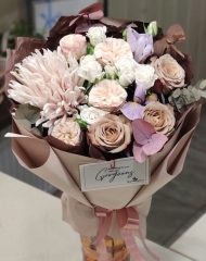 Букет в кофейной гамме с розами Капучино и Джентл трендсеттер, хризантемой Авиньон и эвкалиптом