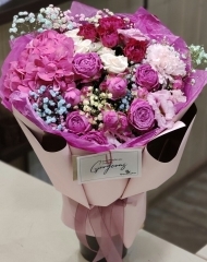 Букет с гортензией, кустовой розой Мисти бабблс, гвоздикой Мисти пинк и гипсофилой