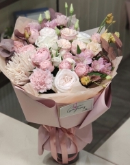 Кофейный букет с садовыми и кустовыми розами, хризантемой Авиньон, альстромерией и крашенным эвкалиптом