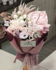 Букет с антуриумом, хризантемой и анемонами.