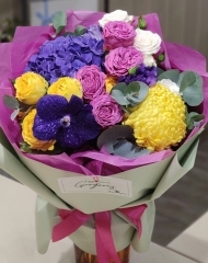 Яркий букет с гортензией, садовыми розами, хризантемой и бутонами орхидеи Ванды