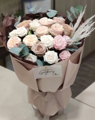 Букет из садовых роз с добавлением эвкалипта