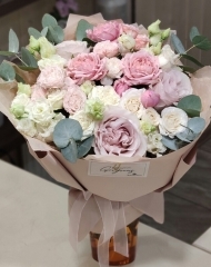 Букет с кустовыми и садовыми розами и эвкалиптом цинерея