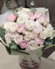 Букет с сезонными ранункулюсами и садовыми розами