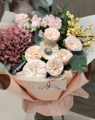 Букет с гортензией, садовыми и кустовыми розами, анемоной и ягодами