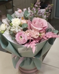 Букет с сиренью, нарциссами, ранункулюсом, ирисами Брауни, розой Свит флоу, розой Брайдал флоу и краспедией