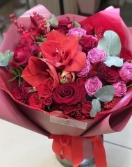 Букет винно-красный с амариллисами, розами, ягодами Илекса и эвкалиптом