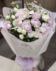 Букет с кустовой розой Блоссом баблз, цимбидиумом и хамелациумом