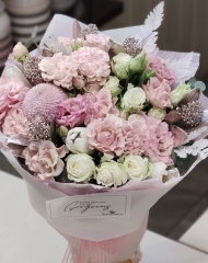 Букет с кустовыми розами Свит флоу, хризантемой Момоко и золотой скимией