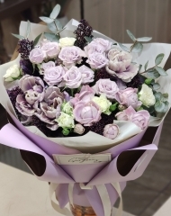 Букет с кустовыми розами Сильвер шэдоу и тюльпанами Вайолет от vip roses