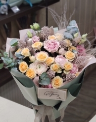 Букет с кустовыми розочками различных сортов, ранункулюсом и скимией