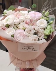 Букет с ранункулюсами Клуни Ханой, тюльпанами Квинсленд и кустовыми розочками