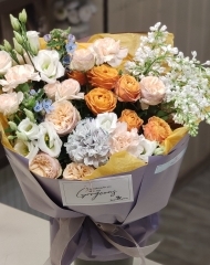 Букет с сиренью, твидией и кустовыми розами различных сортов