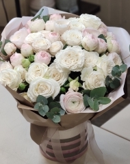 Букет с ранункулюсами Клуни Ханой, кустовыми розами Брайдал флоу и Менсфилд парк