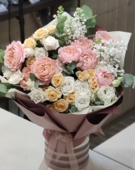 Букет с сиренью, розой Джульетта и кустовыми розами различных сортов