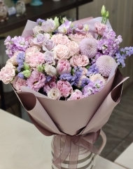 Букет розово-фиолетовый с кустовыми розами, эустомой, хризантемой Момоко и статицей