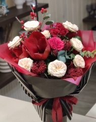 Букет с амариллисами, садовыми розами и илексом