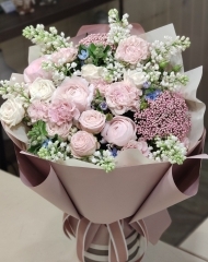 Букет с сиренью, садовыми розами, ранункулюсами и озотмнусом 