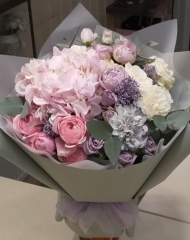 Букет с гортензией, садовыми розами, скиммией и гвоздикой