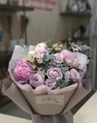 Букет с розами, пионами, хамелациумом и аспарагусом