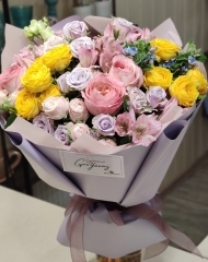 Букет из роз разных сортов, альстромерии и оксипеталумом