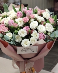 Букет с  кустовыми розами, тюльпанами Фокстрот и эвкалиптом