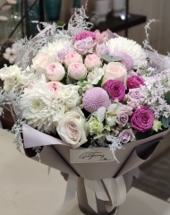 Букет с садовыми розами, хризантемой, сиренью и аспарагусом