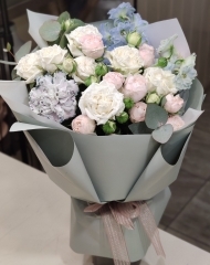 Букет с розами Брайдал флоу и Бомбастик, гвоздикой Пастель блэк и дельфиниумом