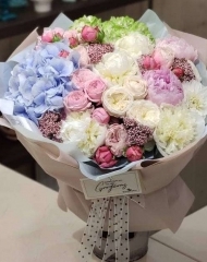 Букет с гортензией, пионами, садовыми розами и озотамнусом