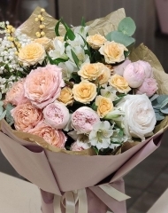 Букет с садовыми ароматными розами, сиренью и ягодами илекса