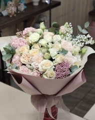 Букет с сиренью, садовыми и кустовыми розами, «рисовым цветком», гвоздиками и веточками эвкалипта