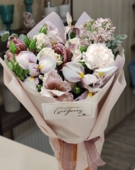Букет из сирени, кустовой розы Порселин, тюльпанов и ирисов Брауни