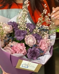 Букет Черничные мечты с садовыми розами, лизиантусом, пряной гвоздикой, генистой и ягодами вибурнума