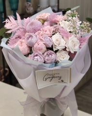 Букет Зефирный микс из садовых и кустовых роз с добавлением сирени, озотамнуса и стабилизированного папоротника