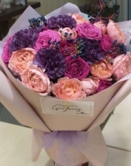 Букет с садовыми розами, пряной гвоздикой и ягодами вибурнума