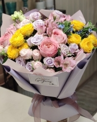 Букет из роз разных сортов, альстромерии и оксипеталума