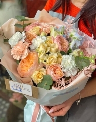 Букет Воздушный с кустовыми розочками, пряной гвоздикой, кустовой розой Джульетта и Джульетта Дэвида Остина, дельфиниумом и рускусом