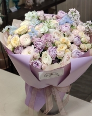 Букет с сиренью, дельфиниумом, садовыми розами и ранункулюсами