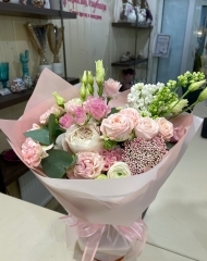 Букет в нюдовой гамме с розами, сиренью и озотамнусом