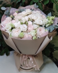 Букет микс садовых и кустовых роз с эвкалиптом 