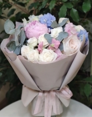 Букет из ароматных пионов, садовых роз, душистого горошка и дельфиниума