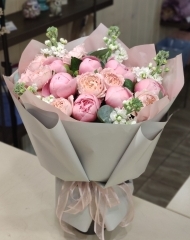 Букет с пионами Сальмон этчед, садовой розой Джульеттой и маттиолой